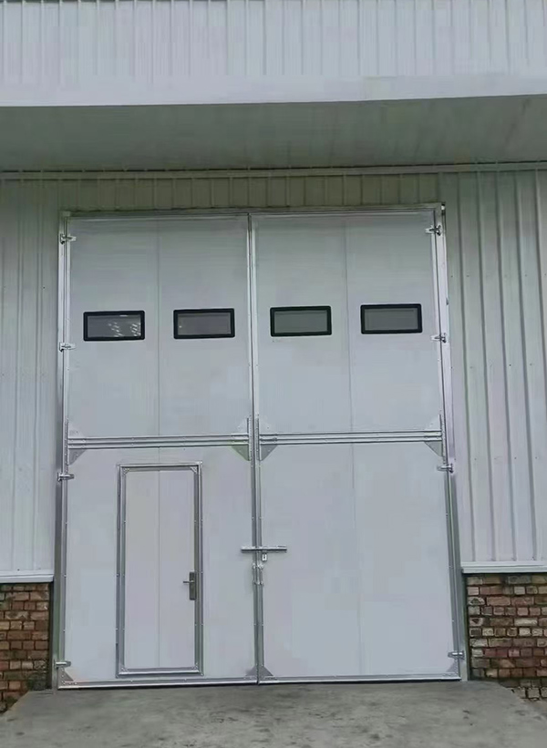 隆德工业门在设备装配车间出入口的实施记录